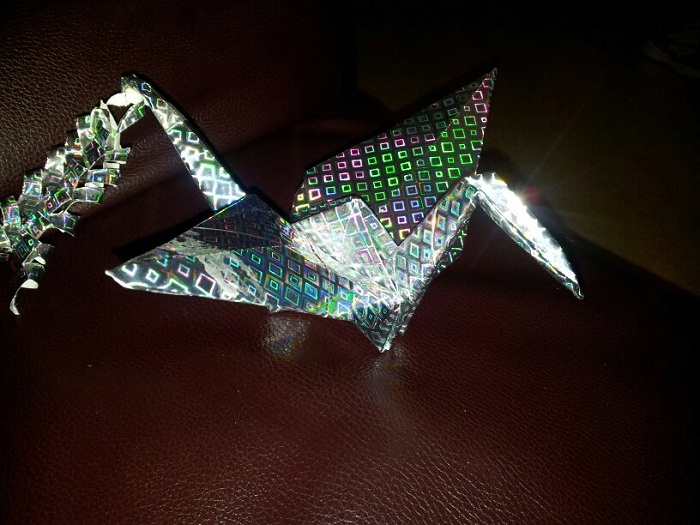 Grue
Un jour ma petite soeur est revenu d'un anniversair avec un beau petit sac en papier j'ai tout de suite penser à de l'origami, voila donc se que sa donne ^^
