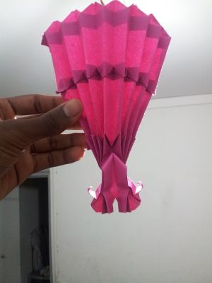Un jour en cour de math alor qu'il faisait une chaleur d'enfer je mis à inventer un eventail voila le modéle final se que je n'aime c'est qu'il ne s'ouvre pas assé mais j'aime son design ver le bas qui le donne un coté orientale
