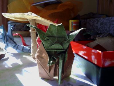 Jedi Master Yoda de Fumiaki Kawahata, soie métalisée + unryu, avec un champi de Vincent Folderer en arrière-plan et en alios.
