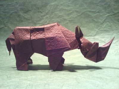 White Rhino de Quentin Trollip, plié dans un Washi Deluxe de 35x35
J'ai encore du boulot sur plein de parties du corps, mais dans l'ensemble il ressemble à peu-prés à ce que je veux faire. Terry, ce serait sympa si tu nous sortais un Washi Deluxe gris de derrière les fagots!
