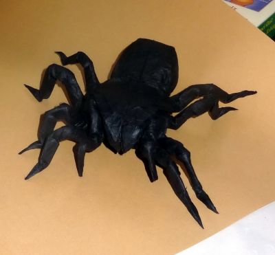 "Tarentula" de Robert J.LANG - "InsectsII" ... 
70x70 Mulberry black apprêté MC..... 
