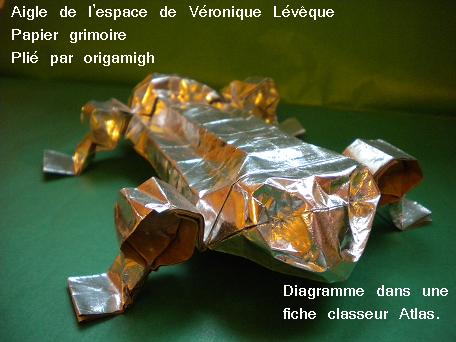 Aigle de l'espace de Véronique Lévêque
Tout est dans l'image.
Mots-clés: Aigle de l&#039;espace papier grimoire Nguyen Hung Cuong origamigh