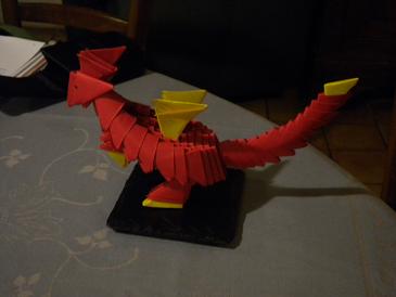 Dragon
Toujours dans le même livre.
Mots-clés: dragon tangrami modulaire chinois 3d papier papiers rouge jaune