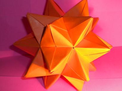 Étoile modulaire
Cette étoile à 20 branches et 30 modules identiques vient du livre "Origami, l'art du papier plié" de Rick Beech. Son assemblage à l'avantage d'être extérieur donc plus simple.
Mots-clés: Rick Beech Origami l&#039;art du papier plié Étoile Etoile 30 feuilles modulaire 20 branches assemblage extérieur