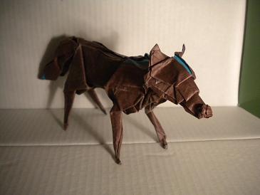 Loup
Plié à partir du diagramme du guépard d'Albertino. J'ai modifié la tête et la queue de façon très simple. Le wet-folding valait-il le coup ? Qu'est-ce-que je pourrais améliorer ?
Mots-clés: loup Albertino guépard lionel safari origami