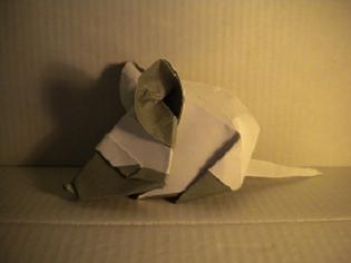 Souris de Nguyen Nhat Khoa
Vue sur le forum. J'ai tout de suite eu envie de la plier. Feuille bicolore de 20X20cm.
Mots-clés: Souris Nguyen Nhat Khoa