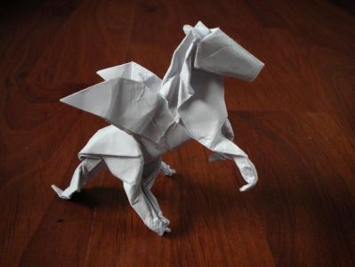 "Pegasus" d'Anibal Voyer.
Plié dans du papier d'imprimante si mes souvenirs sont bons.
Mots-clés: Pégase Pegasus Voyer Anibal