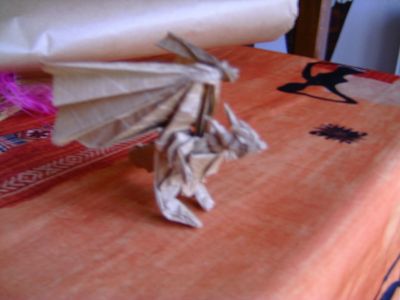 bahamut de satoshi kamiya
plier dans du papier kraft, un peu épais pour le modelage des pattes, mais idéal pour le reste.
