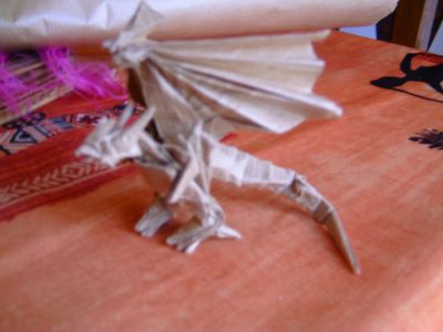 bahamut de satoshi kamiya
plier dans du papier kraft, un peu épais pour le modelage des pattes, mais idéal pour le reste.
