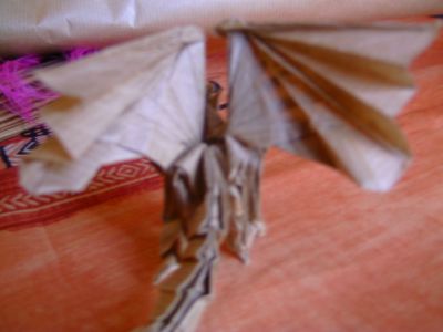 bahamut de satoshi kamiya
plier dans du papier kraft, un peu épais pour le modelage des pattes, mais idéal pour le reste.
