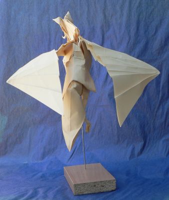 Alicorne 01
Il était une fois...un pégase de Kamiya Satoshi, né dans un tant de 70cm. Après de multiples péripéties, il devint une fière alicorne.
