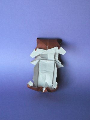 Baby Cat de Lo Yu 01
Modèle-à-fort-potentiel-de-séduction, dont le diagramme m'a posé quelques problèmes et le résultat n'est pas tout à fait celui de l'original. En kami 15x15cm, mais du double soie ou sandwich conviendrait dix fois mieux! Avis aux amateurs...
Mots-clés: baby cat chaton lo yu