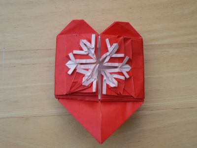 Flocon dans un coeur de Lyar
Plié à partir d'un carré en kamide 21cm . Il y a sûrement quelque chose que je n'ai pas compris et il faut utiliser du papier FIN: du double-soie serait pas mal je crois. 
