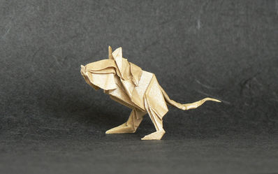 Gerboise de Lionel Albertino
Premier modèle de Lionel Albertino que je plie. J'avais un petit morceau de papier de soie métallisé (8x8cm) sable et la gerboise s'est imposée d'elle-même. A cause du format, j'ai eu un peu de mal à fignoler, mais avec un plus grand papier, le résultat serait autrement beau, car la séquence de plis offre de belles possibilités de modelage.
Mots-clés: gerboise lionel albertino
