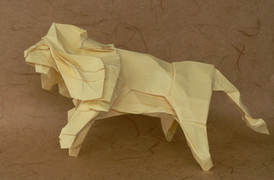 Lion de Kamiya Satoshi 1
En tant 30x30 cm. C'est un beau modèle qu'a diagrammé Kamiya Satoshi dans son dernier ouvrage. J'ai bien aimé la séquence de plis, mais, je ne peux m'empêcher d'arrondir les angles. Donc, modelage du museau, des oreilles, de la crinière que j'ai laissée ouverte et puis j'ai cherché une attitude dynamique pour ce lion. Le modèle s'y prête très bien. Je regrette juste que les pattes ne soient pas plus détaillées.
Mots-clés: lion kamiya satoshi