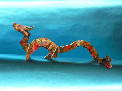 Eastern Dragon
Dragon oriental (eastern dragon) de Joseph Wu, plié en papier-cadeau. J'ai oublié les dimensions du papier, désolé ><".
Mots-clés: dragon oriental eastern origami joseph wu