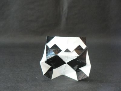 Panda
Panda de Roman Diaz, plié dans un emballage de barre chocolatée.
Mots-clés: panda roman diaz