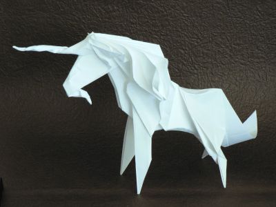 Licorne de Roman Diaz
J'ai utilisé une feuille de 30cm de côté de papier blanc d'essai. Je ne connais pas le grammage, mais on est pas loin de celui du tant. C'est plié à sec. Je referai le modèle en wet-folding, pour voir à quel point les détails du modèle s'en trouvent améliorés.
Mots-clés: licorne roman diaz unicorn unicornio