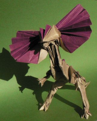 Dilophosaurus 01
Dilophosaurus de Juanfran Carrillo, diagrammé dans le n° 8 de 4Esquinas. Modèle très sympa à plier, avec un chouette changement de couleur. Plié dans un craft de 45x45cm. Le craft est peut-être pas le papier le mieux indiqué. Carrillo recommande le double-soie, pour info.
Mots-clés: Dilophosaurus juanfran carrillo dilophosaure