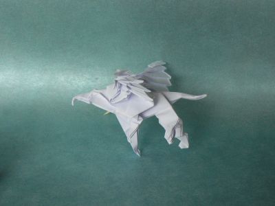 Griffon, essai 01
Vous connaissez l'hippogriffe de Guspath Go? Je suis en train de le modifier pour en faire un griffon. Pour l'instant, je change les détails, mais je commence à voir ce que je vais devoir changer en profondeur. Le bec est trop long, une copine a d'abord cru que j'avais fait Dumbo *sourit* Je veux aussi détailler les pattes. Il faut que j'apprenne à faire des greffes. Si vous avez d'autres idées, suggestions, je suis preneuse ^ ^
Il est plié dans un papier blanc, style papierd'imprimerie, en 35x35.
Mots-clés: griffon hippogriffe hypogriff guspath go griffin