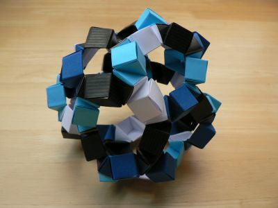 Oxy modules Truncated octahedron de Michal Kosmulski
En kraft noir, papier essai blanc et deux bleus en tant.
Euh...c'est un mutant.
