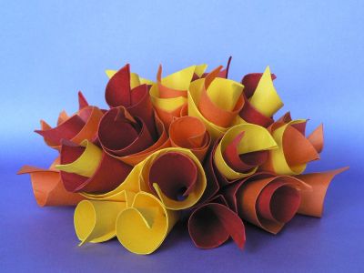 Remolinos de Jorge Pardo
12 modules de 15cm de côté de Tant ont été utilisés pour ce pliage. On peut normalement le rendre sphérique, mais j'aimais bien le côté "corail" que je lui trouve ainsi.
Mots-clés: remolinos jorge pardo