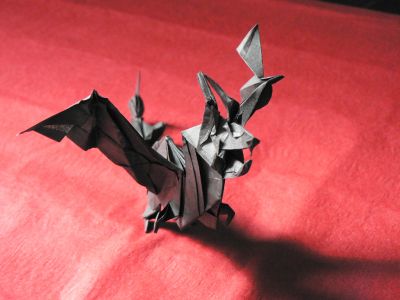 Fiery Dragon
Fiery Dragon de Kade Chan, plié en soie simple de 30x30cm si je me souviens bien.
Mots-clés: fiery dragon kade chan noir