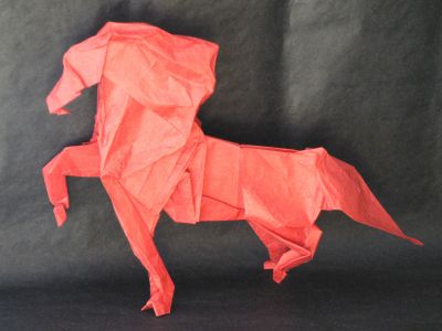 Cheval
Sur la base du cheval de Roman Diaz, que j'ai un peu modifié vers la fin. Il est fait en soie simple donc le modèle a tendance à s'afaisser. Plié à partir d'un carré de 35x35cm. Les jambes avant ne me satisfont plus tellement (trop relevée pour celle de droite), mais l'arrière-train est ok. Des avis?
Mots-clés: cheval horse caballo roman diaz