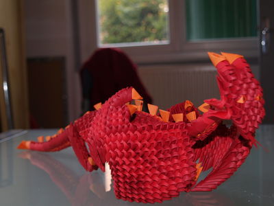 dragon d
trouvé sur yout... (par Girnelis, je sais pas son vrai nom), j'ai changé les couleurs, je préfère le rouge au bleu. Mais le montage est celui présenté sur yout...
