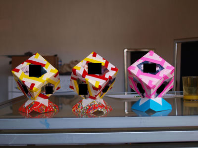 cubes de  Lewis Simon et porte cube de Javier Caboblanco
feuilles origami de 15 par 15 (12 par cube) et pour les bases, un papier qu'on m'a offert, 15 par 15 et 3 par base.
Les photos mesurent 5.2 cmde côté et sont juste "coincées" par les angles. 

