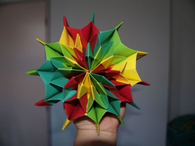 feu d'artifice
il est de yami yam... mince j'ai zappé le nom, j'irai voir sur youtube. Celui là est LE premier modulaire que j'ai fait. Je le referai bientôt je pense, là, il est un peu bancale
