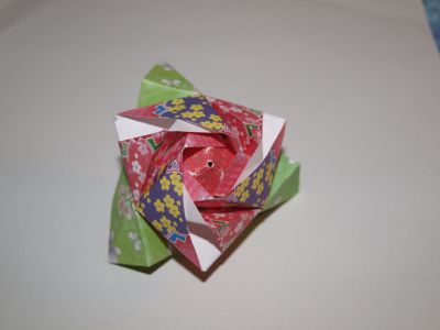 rose cube2
ce cube de Valerie Vann est un de mes 1ers origamis modulaires. J'ai offert l'autre exemplaire à mon mari
