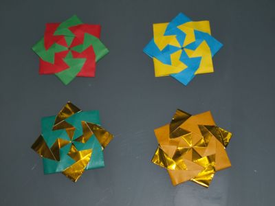 étoiles de Javier Caboblanco
4 feuilles Papier origami 7.5 par 7.5.
super simple à faire et un rendu excellent

