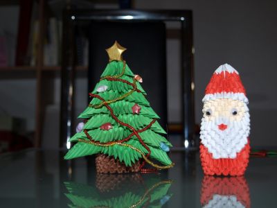 santa claus et sapin
modèles de Girnelis (toujours lui et je sais toujours pas qui c'est). Papier d'imprimante A4 divisé en64 morceaux. Pour le sapin, étoiles traditionnelles (et perles aussi, bon d'accord, c'est pas du papier...)
