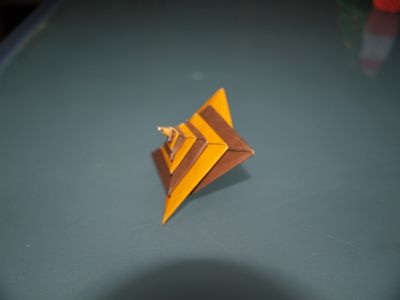 spirale de tomoko fuse
4 feuilles papier origami c'est le kami si j'ai bien compris) 15 par 15. Décidément, je suis fan de cette plieuse et je regrette de n'avoir pas pu venir à Dijon en mai

