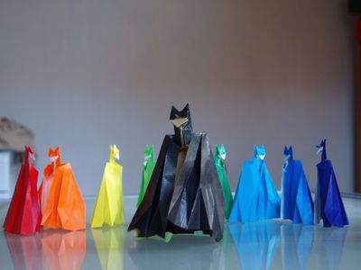 La Bat-Team
Challenge mai 2013. Les petits sont en papier origami 15par15 et le grand noir est en kraft 21 par 21.  
