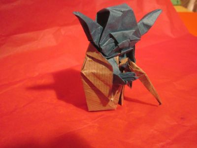 Master Yoda
Il est fait en papier kraft contrecollé avec papier tissu, ( Le fond est pourri mais je n'avais que ça ) 
