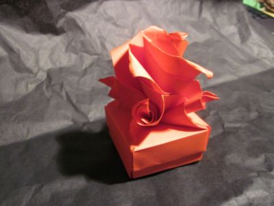 La boîte de Saint-Valentin de Tadashi Mori ( Fermée ) 
Fait avec le tutoriel de Tadashi Mori le papier est un papier standart.
