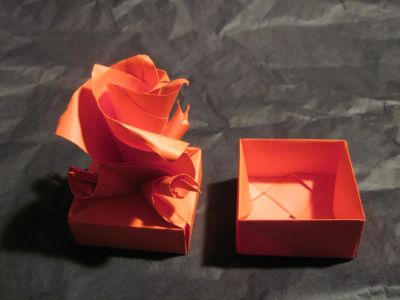 La boîte de Saint-Valentin de Tadashi Mori ( Ouverte ) 
Fait avec le tutoriel de Tadashi Mori le papier est un papier standart.
