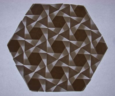 3.6.3.6, E. Gjerde. 
Hexagone de 14 cm de coté, papier tant. 
