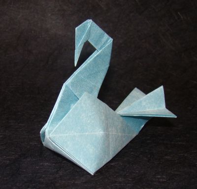 Cygne, de Roman Diaz (2)
Plié dans du papier metallisé, 20x20 cm. 
Mots-clés: cygne Diaz