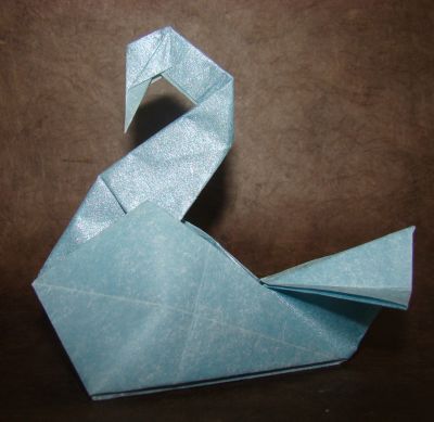 Cygne, de Roman Diaz (1)
Plié dans du papier metallisé, 20x20 cm. 
Mots-clés: cygne Diaz