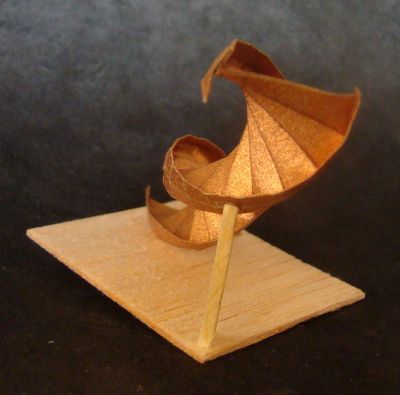 ADN, de Thoki Yenn (1)
Plié dans du papier mettalisé de 10x7,5 cm pour un modèle de 8x2 cm. 
Mots-clés: ADN Yenn