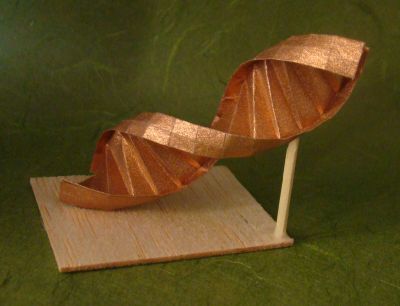 ADN, de Thoki Yenn (2)
Plié dans du papier mettalisé de 10x7,5 cm pour un modèle de 8x2 cm. 
Mots-clés: ADN Yenn