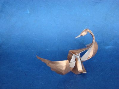 Cygne, de Hoang Tien Quyet (1)
triangle de soie métalisée, 25 cm
