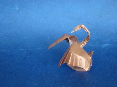 Cygne, de Hoang Tien Quyet (2)
triangle de soie métalisée, 25 cm
