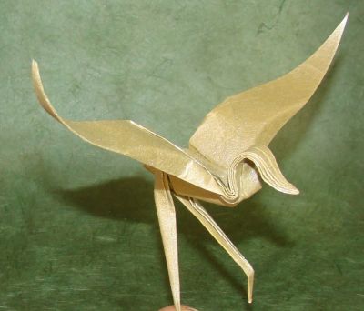 Grue immortelle, de Kade Chan (1)
pliée avec du papier de soie metallisé, 20x20 cm
Mots-clés: grue Kade Chan