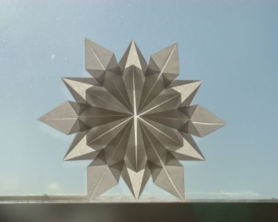 Sakura Star de Ali Bahmani.
Papier glassine, hexagone de 20 cm de coté.
