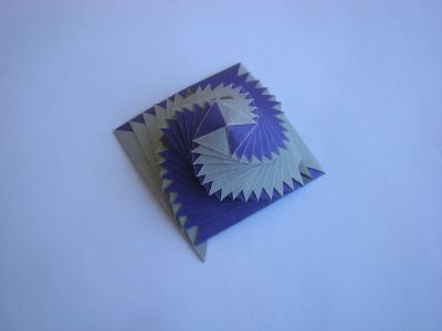 Single strip square curlicue (Assia Brill)
Bande de papier d'1m50cm
