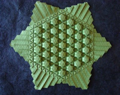 Star Puff, R. Konrad
Hexagone de 14 cm de coté, papier tant. 
